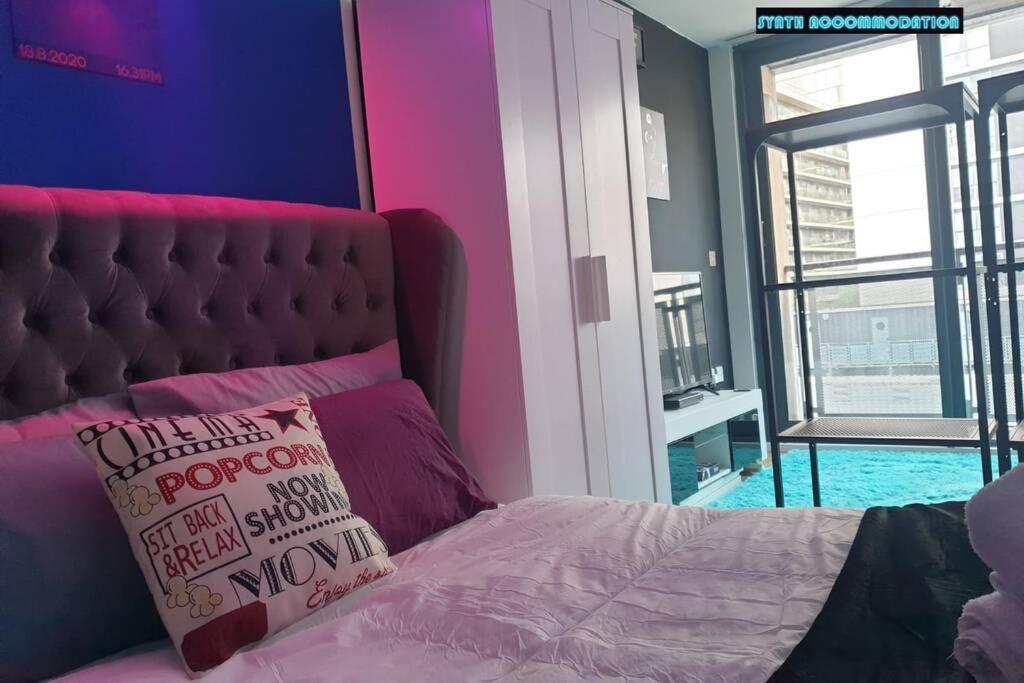 80S Retro 1Bed Studio Serviced Apartment Canary Wharf Perfect For Solo & Couple Travellers Лондон Экстерьер фото