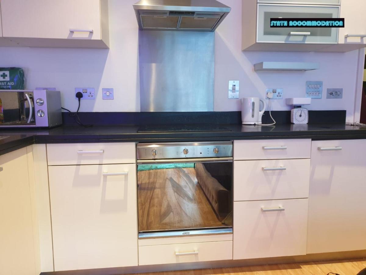 80S Retro 1Bed Studio Serviced Apartment Canary Wharf Perfect For Solo & Couple Travellers Лондон Экстерьер фото