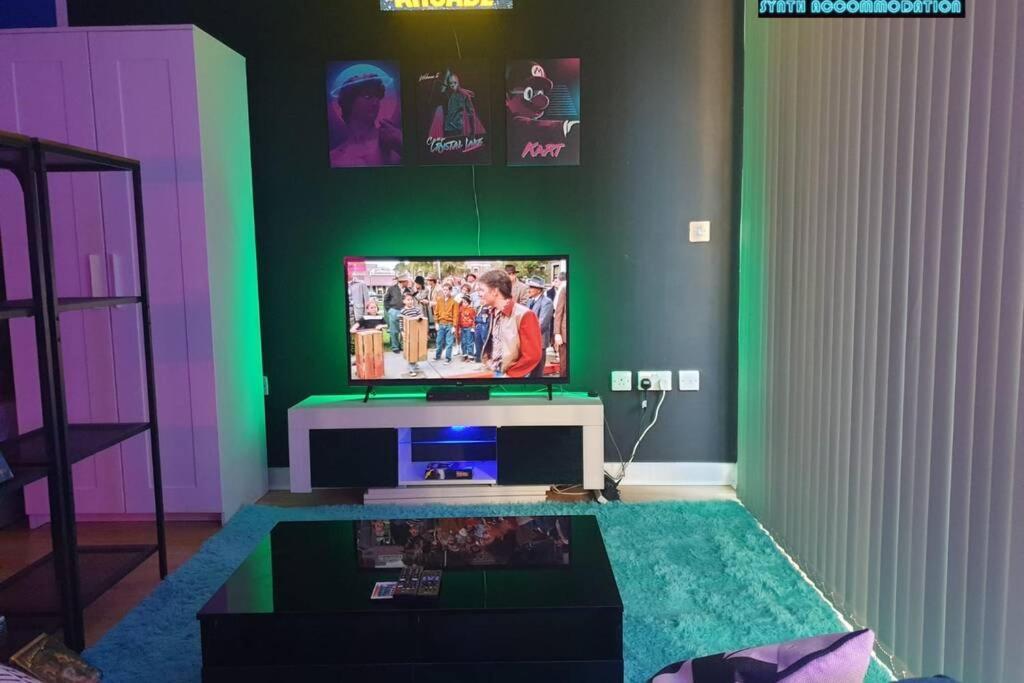 80S Retro 1Bed Studio Serviced Apartment Canary Wharf Perfect For Solo & Couple Travellers Лондон Экстерьер фото