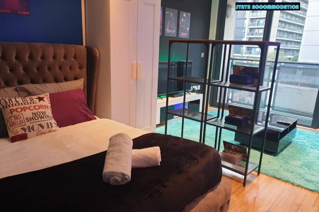 80S Retro 1Bed Studio Serviced Apartment Canary Wharf Perfect For Solo & Couple Travellers Лондон Экстерьер фото
