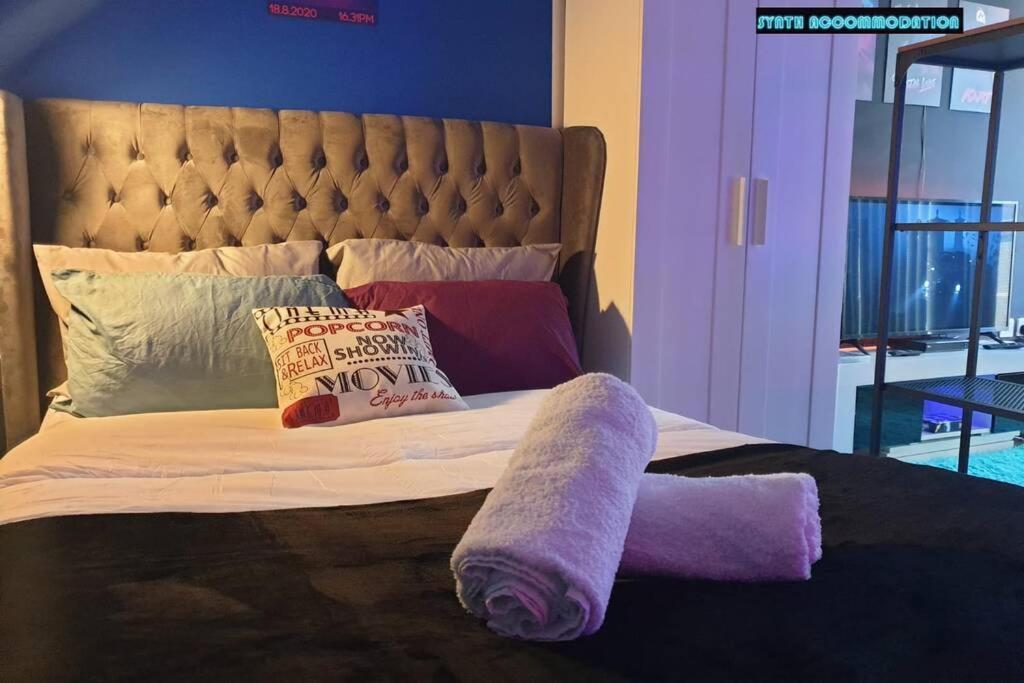 80S Retro 1Bed Studio Serviced Apartment Canary Wharf Perfect For Solo & Couple Travellers Лондон Экстерьер фото