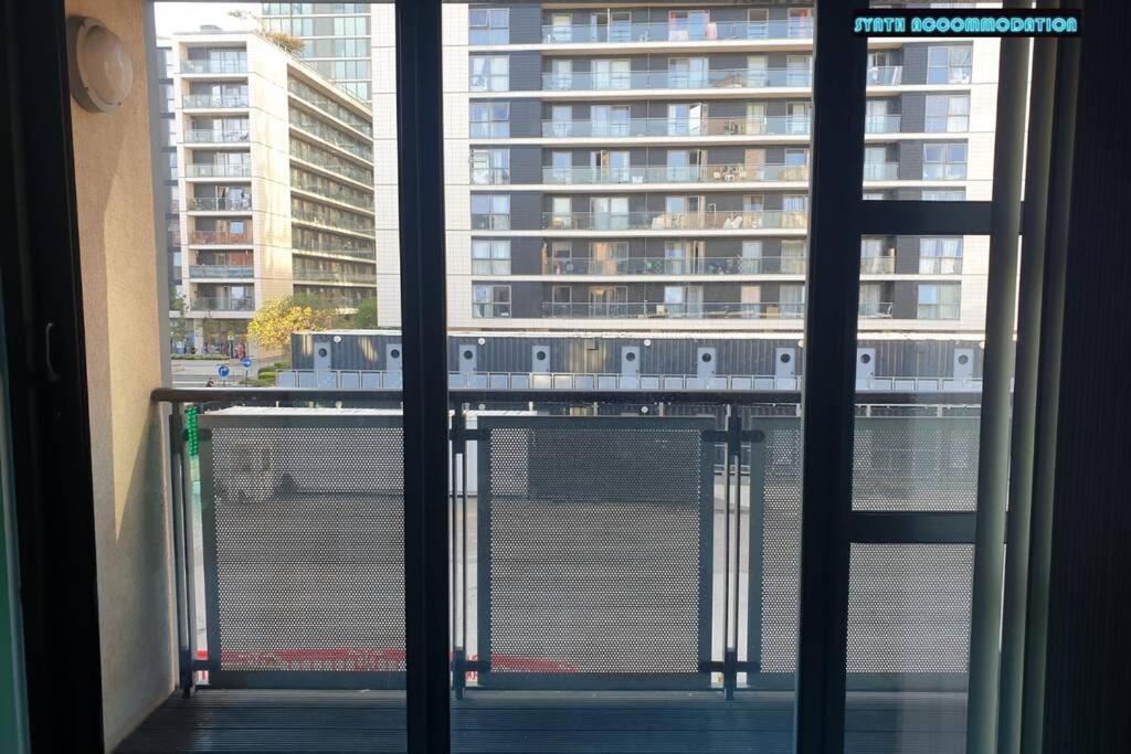 80S Retro 1Bed Studio Serviced Apartment Canary Wharf Perfect For Solo & Couple Travellers Лондон Экстерьер фото