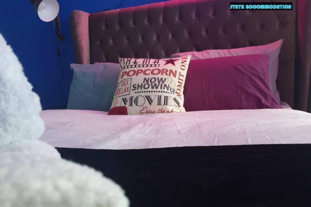 80S Retro 1Bed Studio Serviced Apartment Canary Wharf Perfect For Solo & Couple Travellers Лондон Экстерьер фото