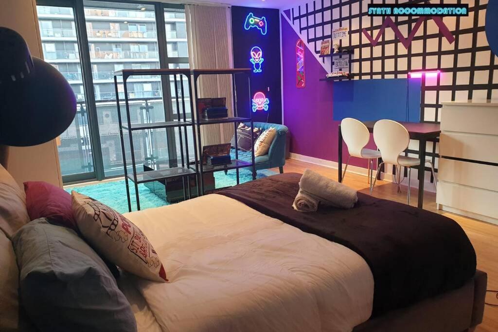 80S Retro 1Bed Studio Serviced Apartment Canary Wharf Perfect For Solo & Couple Travellers Лондон Экстерьер фото