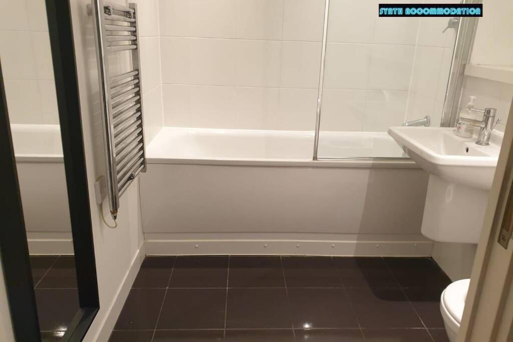 80S Retro 1Bed Studio Serviced Apartment Canary Wharf Perfect For Solo & Couple Travellers Лондон Экстерьер фото