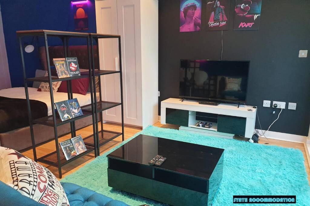 80S Retro 1Bed Studio Serviced Apartment Canary Wharf Perfect For Solo & Couple Travellers Лондон Экстерьер фото