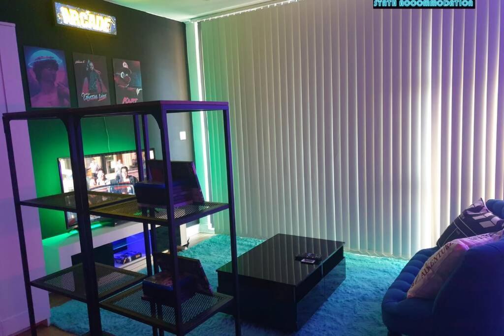 80S Retro 1Bed Studio Serviced Apartment Canary Wharf Perfect For Solo & Couple Travellers Лондон Экстерьер фото