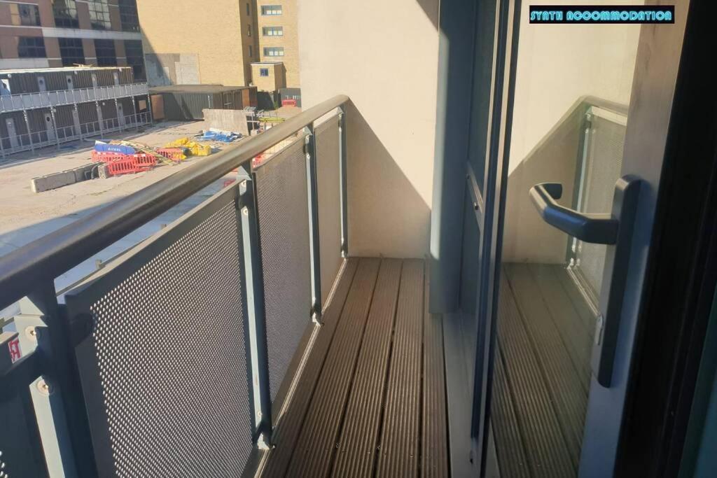 80S Retro 1Bed Studio Serviced Apartment Canary Wharf Perfect For Solo & Couple Travellers Лондон Экстерьер фото